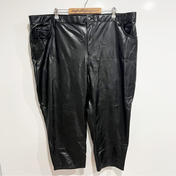 Abercrombie & Fitch Curve Love Vegan Leather Ankle Straight Pant - Picture 4 of 9